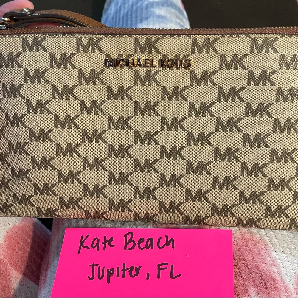 MK pouch, wristlet. pristine condition.Never been used. Credit card slots inside